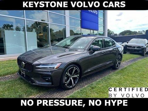 Platinum Gray 2023 Volvo S60 B5 Core Dark Theme