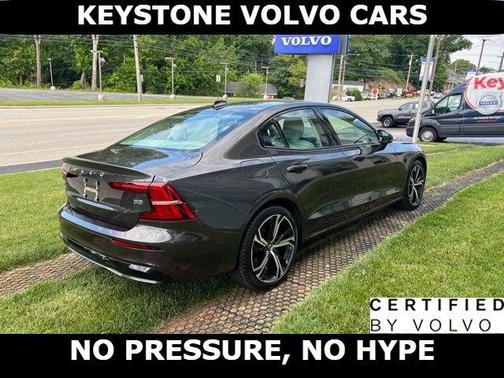 Platinum Gray 2023 Volvo S60 B5 Core Dark Theme
