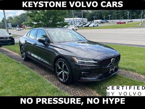 Platinum Gray 2023 Volvo S60 B5 Core Dark Theme