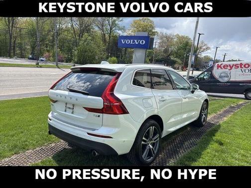 White 2018 Volvo XC60 T6 Momentum