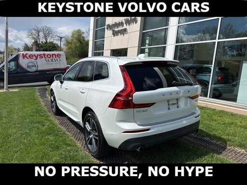 White 2018 Volvo XC60 T6 Momentum