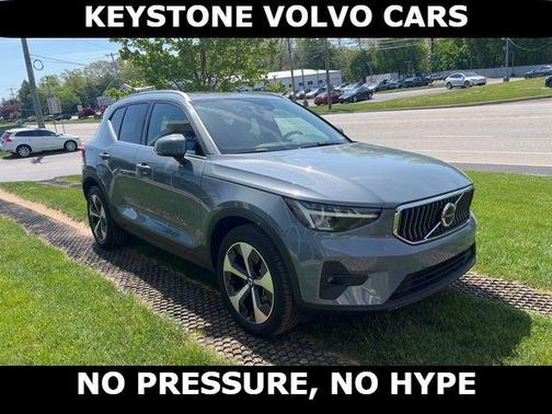 Thunder Gray Metallic 2023 Volvo XC40 B5 Plus Bright Theme