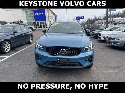 2025 Volvo XC40 B5 Plus Dark Theme