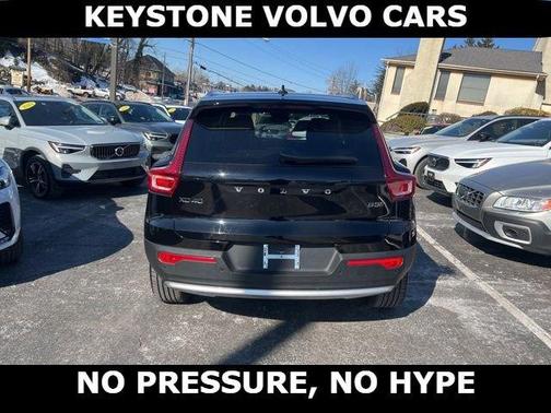 2025 Volvo XC40 B5 Core Bright Theme