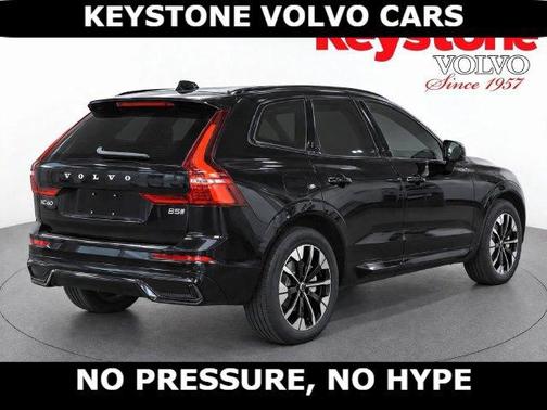 Onyx Black 2027 Volvo XC60 B5 PLUS
