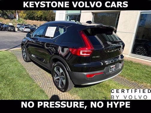 Onyx Black 2024 Volvo XC40 B5 Plus Bright Theme