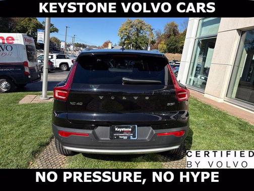 Onyx Black 2024 Volvo XC40 B5 Plus Bright Theme
