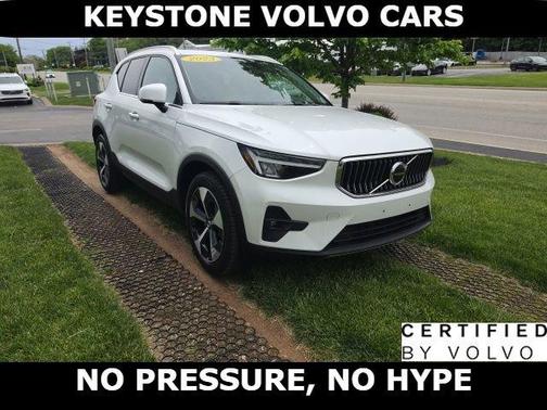 Crystal White 2023 Volvo XC40 B5 Plus Bright Theme
