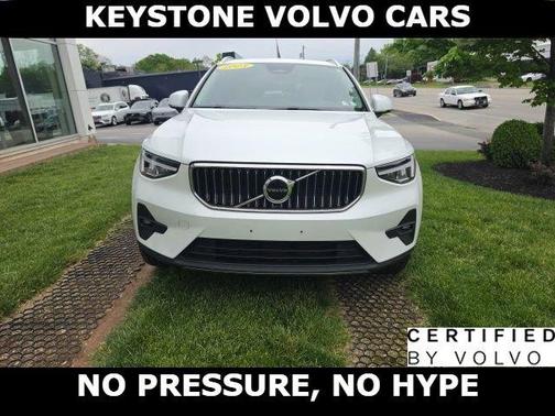 Crystal White 2023 Volvo XC40 B5 Plus Bright Theme