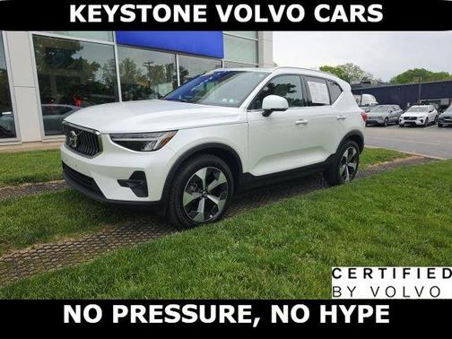Crystal White 2023 Volvo XC40 B5 Plus Bright Theme