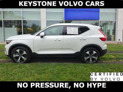 Crystal White 2023 Volvo XC40 B5 Plus Bright Theme