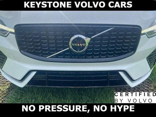 Crystal White 2024 Volvo XC60 B5 Plus Dark Theme