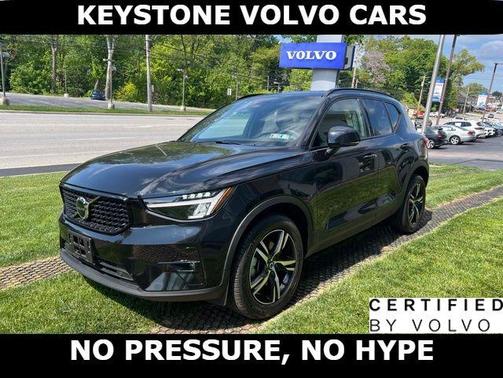 Onyx Black 2023 Volvo XC40 B5 Plus Dark Theme
