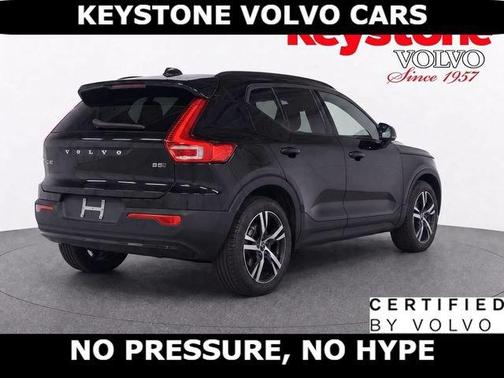 Onyx Black 2023 Volvo XC40 B5 Plus Dark Theme