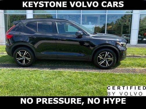 Onyx Black 2023 Volvo XC40 B5 Plus Dark Theme