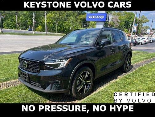 Onyx Black 2023 Volvo XC40 B5 Plus Dark Theme