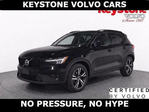 Onyx Black 2023 Volvo XC40 B5 Plus Dark Theme