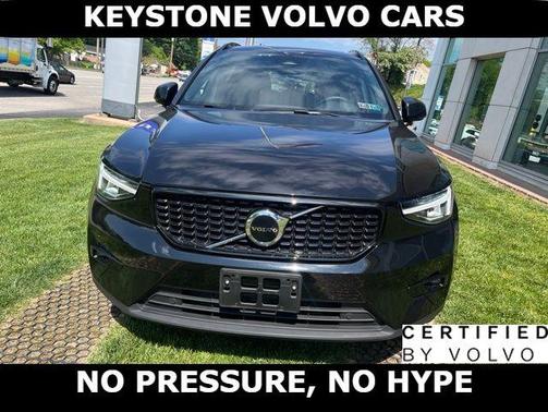 Onyx Black 2023 Volvo XC40 B5 Plus Dark Theme