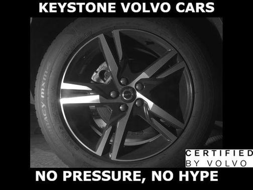 Onyx Black 2023 Volvo XC40 B5 Plus Dark Theme