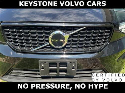 Onyx Black 2023 Volvo XC40 B5 Plus Dark Theme
