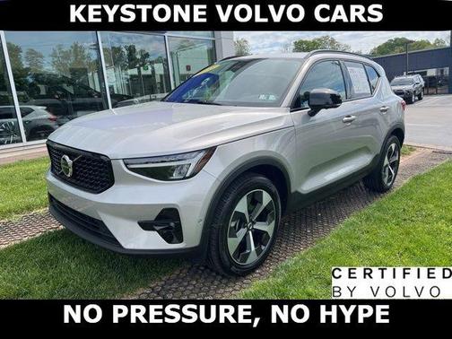 Silver 2025 Volvo XC40 B5 Plus Dark Theme