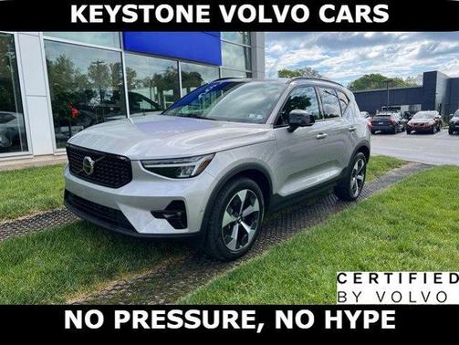 Silver 2025 Volvo XC40 B5 Plus Dark Theme