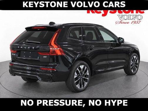 Onyx Black 2027 Volvo XC60 B5 PLUS