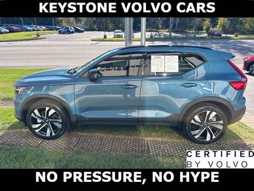 Fjord Blue 2024 Volvo XC40 B5 Plus Dark Theme