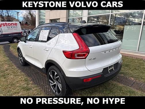 2022 Volvo XC40 R-Design