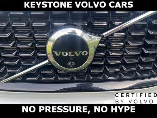 Crystal White 2023 Volvo XC60 B5 Plus Dark Theme