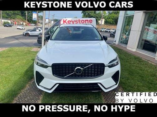 Crystal White 2023 Volvo XC60 B5 Plus Dark Theme