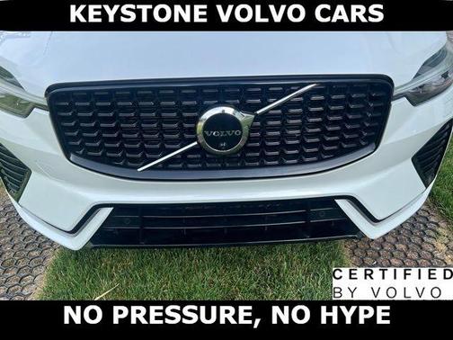 Crystal White 2023 Volvo XC60 B5 Plus Dark Theme