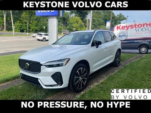Crystal White 2023 Volvo XC60 B5 Plus Dark Theme
