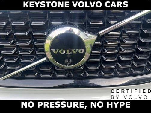 Crystal White 2023 Volvo XC60 B5 Plus Dark Theme