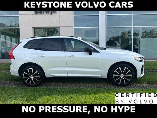 Crystal White 2023 Volvo XC60 B5 Plus Dark Theme