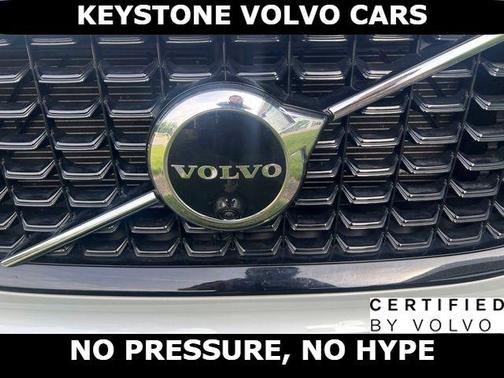 Crystal White 2023 Volvo XC60 B5 Plus Dark Theme