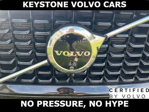 Platinum Gray 2024 Volvo XC60 B5 Plus Dark Theme