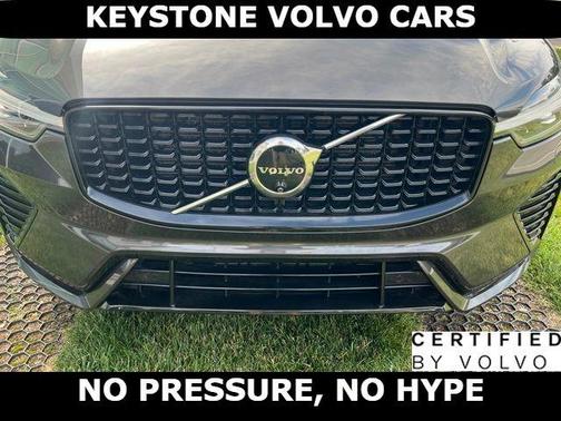 Platinum Gray 2024 Volvo XC60 B5 Plus Dark Theme