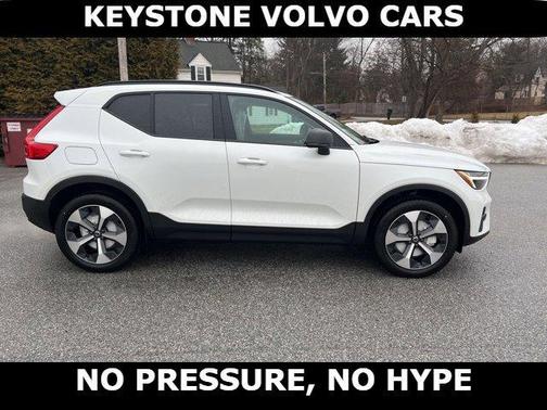 Crystal White 2026 Volvo XC40 B5 Core