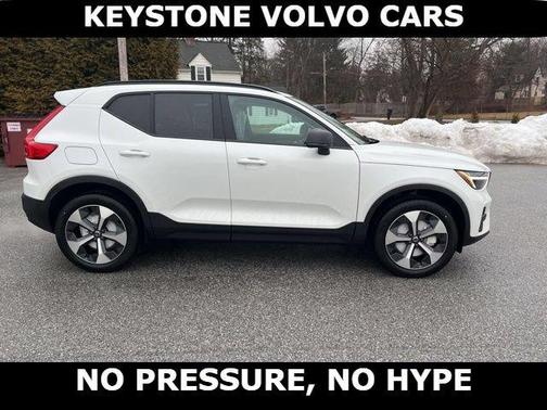 Crystal White 2026 Volvo XC40 B5 Core