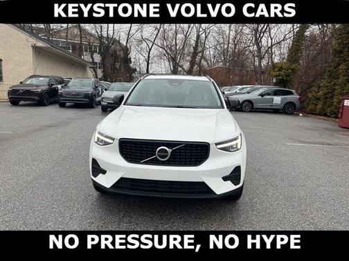 Crystal White 2026 Volvo XC40 B5 Core