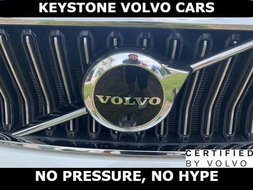 Crystal White 2023 Volvo XC40 B5 Ultimate Bright Theme