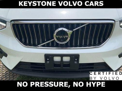 Crystal White 2023 Volvo XC40 B5 Ultimate Bright Theme