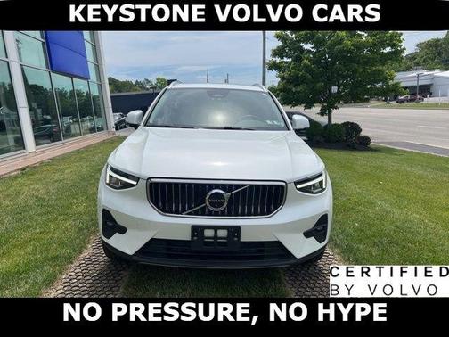 Crystal White 2023 Volvo XC40 B5 Ultimate Bright Theme