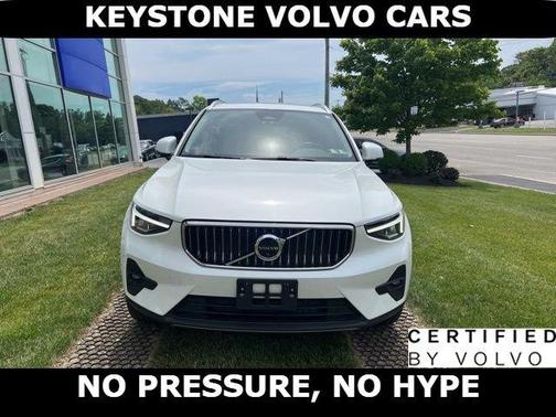 Crystal White 2023 Volvo XC40 B5 Ultimate Bright Theme