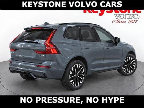 Forest Green 2027 Volvo XC60 T8 ULTRA