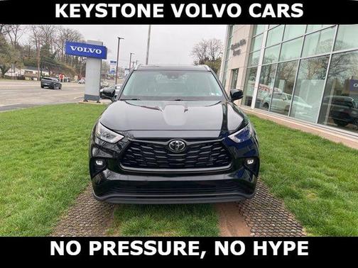 Midnight Black Metallic 2024 Toyota Highlander XLE