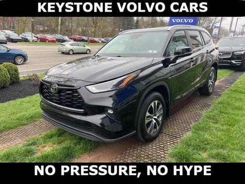 Midnight Black Metallic 2024 Toyota Highlander XLE