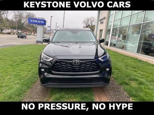 Midnight Black Metallic 2024 Toyota Highlander XLE