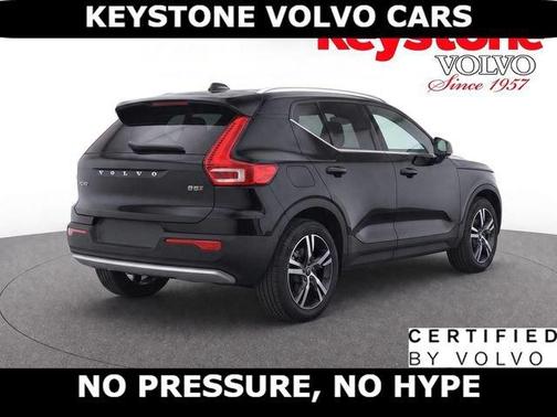 Onyx Black 2025 Volvo XC40 B5 Core Bright Theme